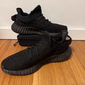 Yeezy 350 - Tja, säljer nu mina yeezy 350 för vill inte ha dem mer, dem är i topp skick 7/10. Hör av er vid funderingar. Priset kan diskuteras!