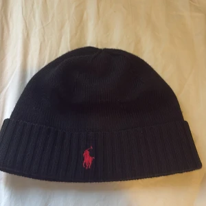 Ralph Lauren mössa  - Tja säljer nu min fetta mössa som är perfekt nu till vinter.👍 använd ett fåtal gånger. Ny pris 700. Skriv vid funderingar.😁
