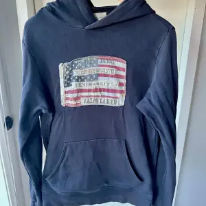 Riktigt fet raffe hoodie 🙌  Säljer då jag växt ur den. Storlek S, bra skick men finns ett pyttelitet hål (bild 3) som knappt syns. 