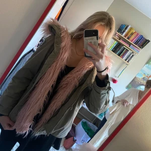 Odd Molly Jacka Olivgrön Med Päls - Odd Molly jacka, nästan oanvänd, cirka två år gammal. All päls är avtagbar. Väldigt fin! Lite osäker på storleken men jag är 180cm och brukar ha small och den passa ring väldigt bra men är ju ganska oversized så passar nog allt mellan S-L.