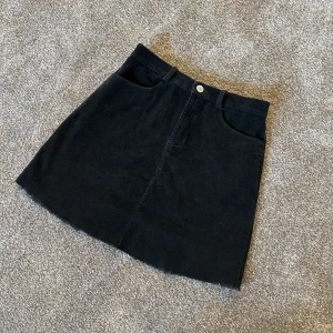 Kjol - Supersnygg och skön kjol som är ribbad, perfekt till hösten. One size men jag skulle skulle säga att den passar xs-s.