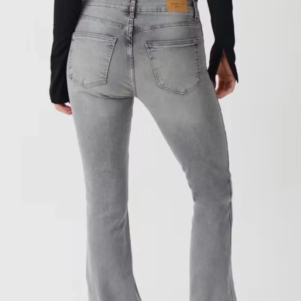 Jättesnygga grå low waist jeans från Gina, använda en gång 💕. Jeans & Byxor.