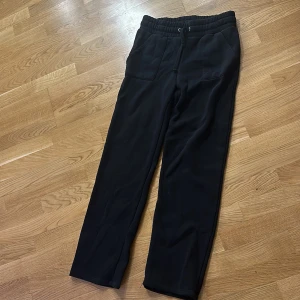 Ett par mjukis byxor med fickor bakom. - Mjukisbyxor, storlek M passar även som S.