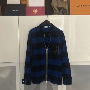 Burberry overshirt  - Riktig fet burberry overshirt perfekt nu till hösten/vintern. Nästan oanvänd så det är typ ny skick på den