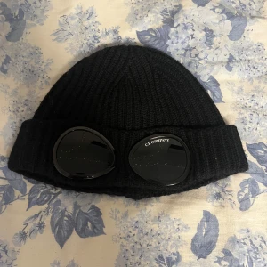 CP Company mössa  - CP Company mössa köpt för cirka 1,5 år sedan, använd ytterst sällan,i bra skick. Köpt på season i Jönköping. Priset är inte hugget i sten.