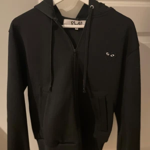 CDG hoodie  - Knappt använd inga konstig heter 👍 