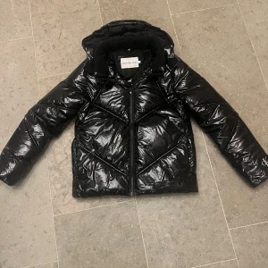 Calvin Klein Jacka - Jättefin Calvin Klein Jacka💗 Säljer pga att den tyvärr är för liten! I jättebra skick🥰