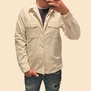 Overshirt jackan  - Säljer denna riktigt snygga stilrena overshirten perfekt för dig som söker en riktig snygg jacka. 