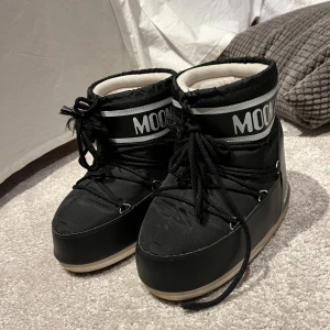 MOON BOOT - Snygga låga moon boot  Svart vita  