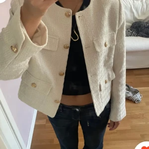 Jacka/kofta  - Super fin jacka/kofta! Är i bra skick, storlek 40 men passar mig som vanligtvis har S  Lånade bilder då jag köpte den här på Plick men skriv för fler o egna bilder🩷