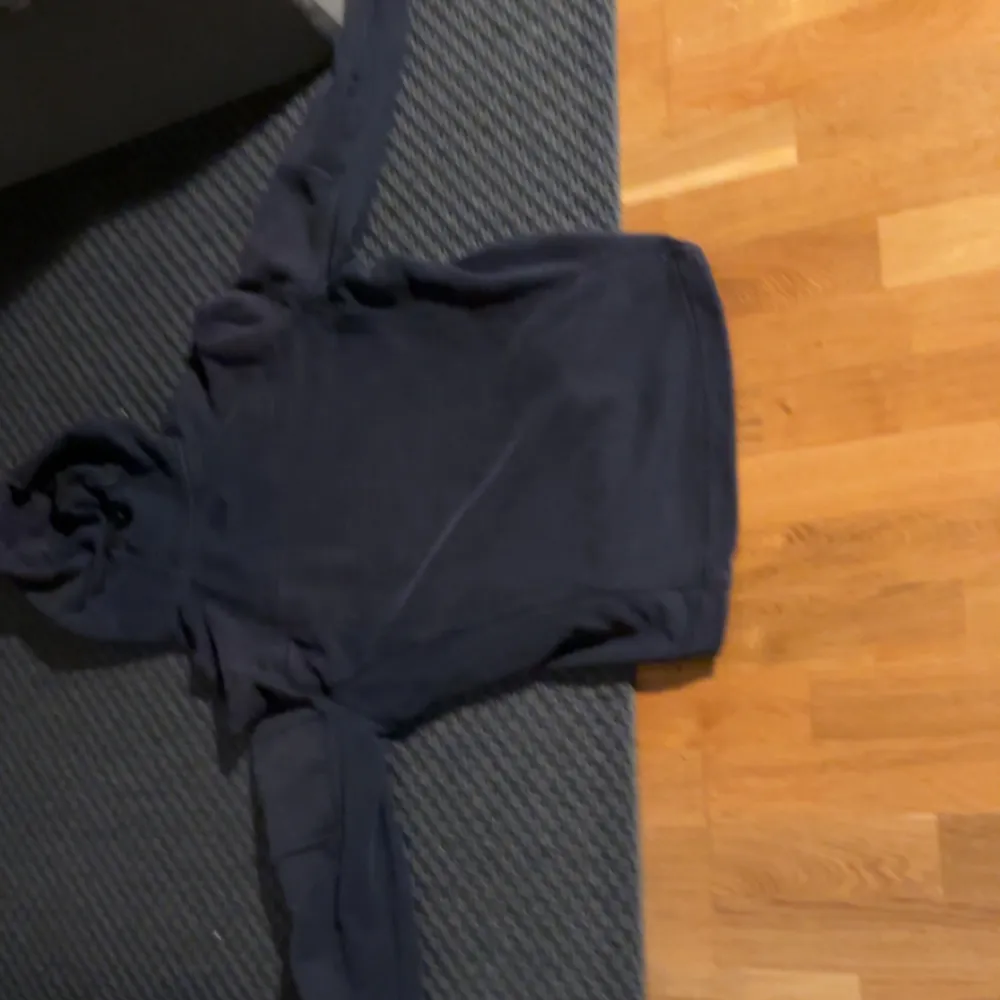 Säljer en svart hoodie från C.P. Company. Den har en enkel design med en huva och långa ärmar. Perfekt för en casual look. Det finns en liten skada på tyget syns knappt , men annars i bra skick.. Hupparit & Collegepaidat.