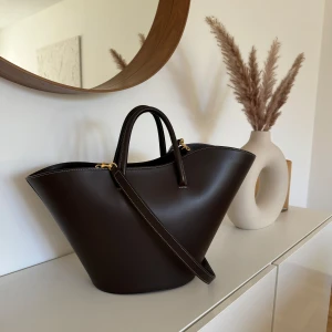 LITTLE LIFFNER OPEN TULIP TOTE MEDIUM - CHOCOLATE - Little Liffner Open Tulip Tote (medium, mörkbrun). Köpt 2022, fint skick med små spår av användning. 
