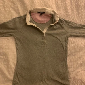 Grå pikétröja från GANT - säljer grå pikétröja från GANT i storlek xs!! tröjan har knappt använts och passar otroligt bra nu i höst :)