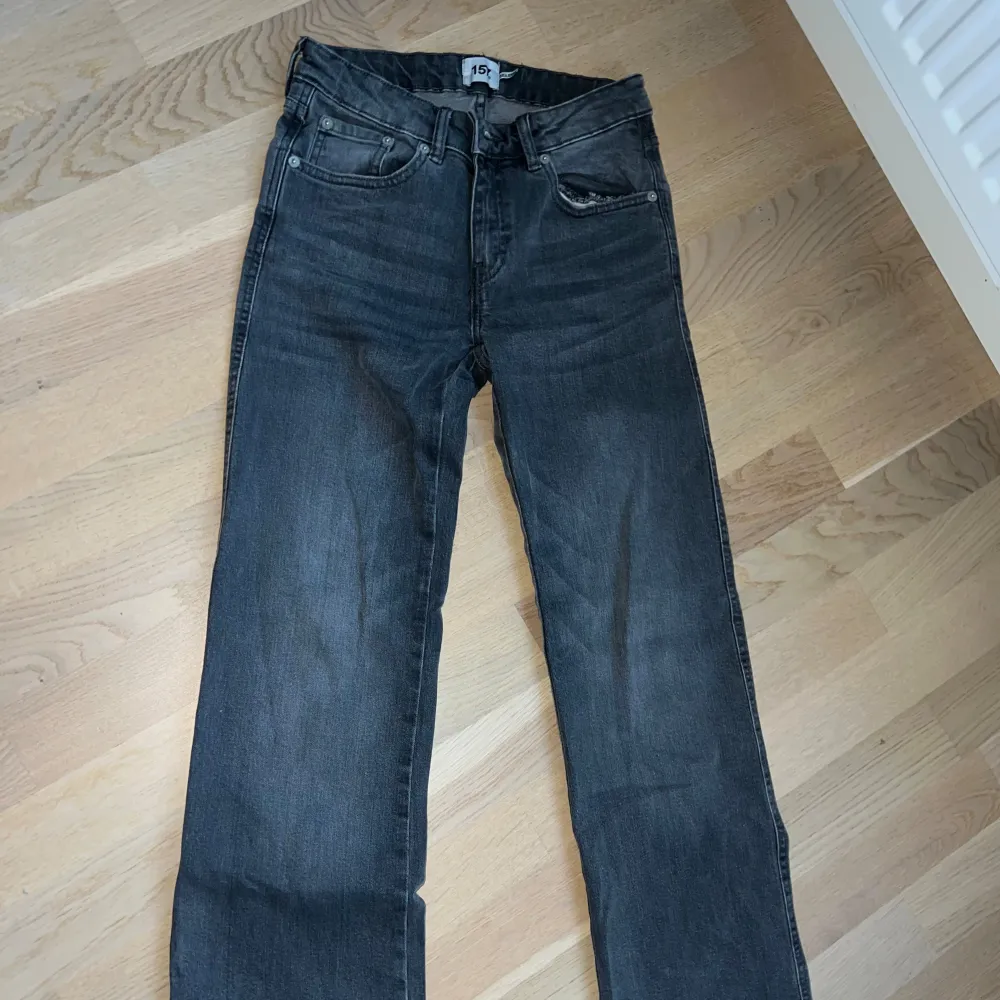 Säljer dom här gråa jeansen från lager 157 i storlek xs, short length.  Använda en gång. Säljer dom för 110kr. Jeans & Byxor.