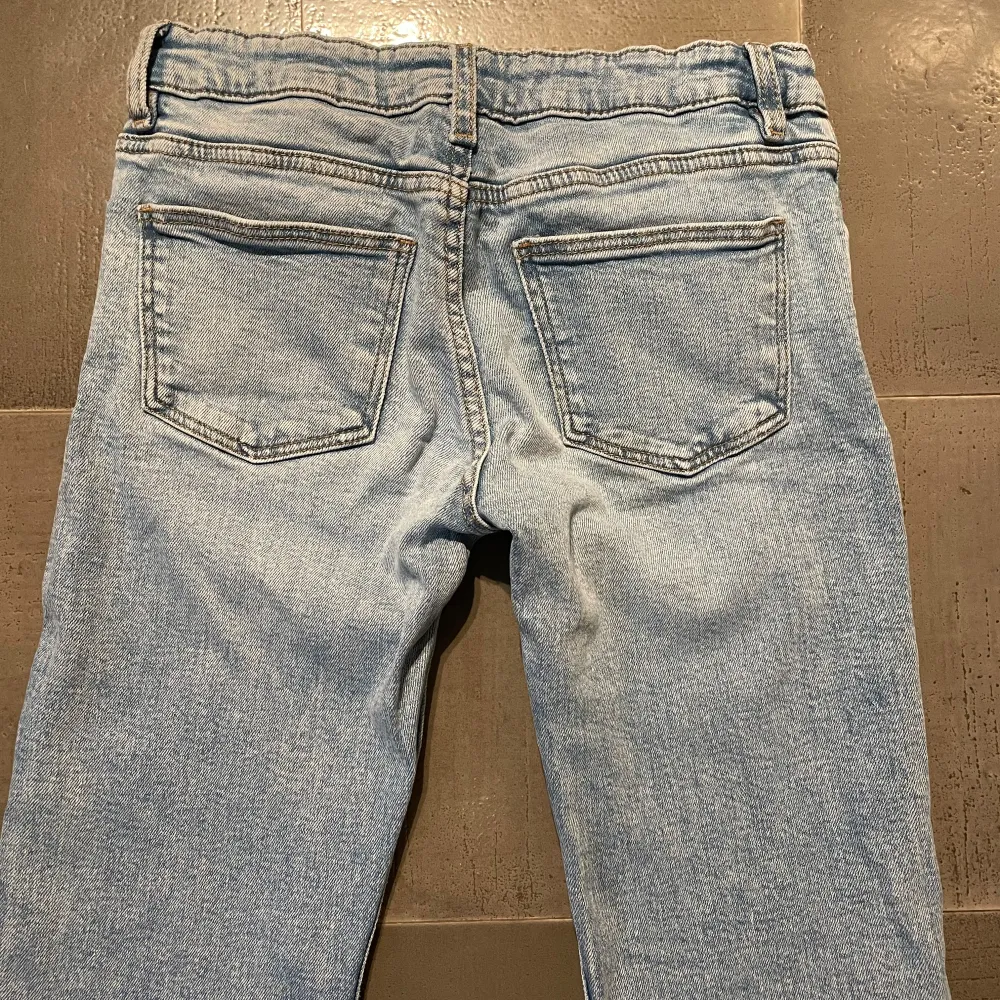 Säljer mina jeans från Gina Young i storlek 152. Köpta för ca 2 månader sen men knappt använda, bra skick❤️. Jeans & Byxor.