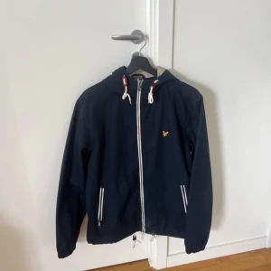Lyle and Scott jacks  - Knappt använd Lyle and scott jacka, jackan är i väldigt fint skick och är max använd 3 gånger 