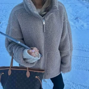teddyjacka från h&m - säljer i den färgen som är på andra bilden!! helt oanvänd med prislapp kvar, skriv privat för fler bilder❣️❣️