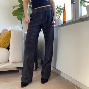 Randiga kostymbyxor Svart - Säljer dessa skitsnygga kostymbyxor med ränder, i storlek S köpta från HM. På bilden har jag vikt ner kanten vilket gör att de blir midwaist😍 