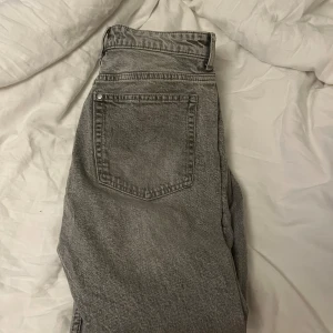 Jeans🤍 - Säljer dom här snygga lågmidjade byxorna från H&m. Dom har tyvärr blivit för små för mig så kunde inte visa hur dom sitter på🤍