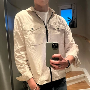 Beige overshirt - Säljer denna feta overshirten från EAST WEST då den är för liten för mig. Köptes väldigt nyligen och hunnit användas ett fåtal gånger🙌🏻 Skick: 9/10