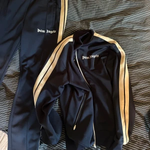 Palm angels Tracksuit - 8/10 på jackan och 9/10 på byxorna finns inga flaws med något av plaggen, byxor använt fåtal gånger.  2000 :- Byxor  2500:- Jacka