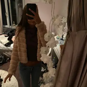 Super snygg cardigan i fluffigt material💖🥰nästan aldrig använd, i färgen beige/rosa, storlek S