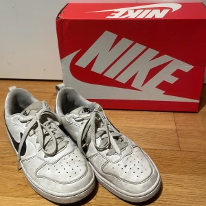 Nike air - Storlek 37,5-38, lite smutsiga är änka att tvätta,bra kvalitet på skorna och dem är väldigt snygga  