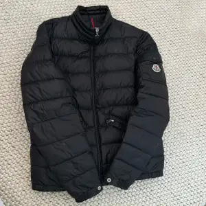 Säljer denna sjukt snygga moncler agay som är perfekt till hösten! Jackan är i riktigt fint skick förutom en ytterst liten lagning på ena ärmen som ej märks vid användning! Skick ca 8,5-9/10, Mvh