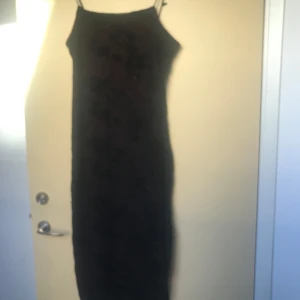 Spetsklänning! - Klänning! Undertyget är rosa, och tyget som ligger på är svart spets🫶  Har varken märke eller storlek men skulle gissa M/L. Stretchiga i materialet! Fler bilder kan skickas💥