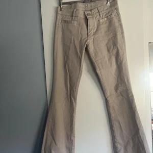 Mih bootcut beigea jeans - Supersnygga jeans från made in heaven. Storlek 26. Nyskick.