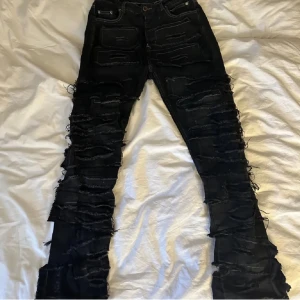 Svarta slitna jeans - Säljer ett par svarta Rick Owen jeans som är tvär feta. Säljer pga att det är inte min stil och använder dom inte. W30 10/10 skick är snygga som fan