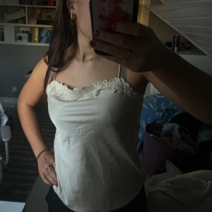 Linne från bikbok - Fint "fest" linne i nått typ av silk-material. Superfin med öppen rygg!!