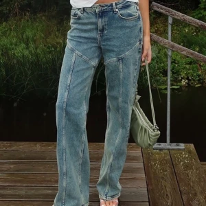 Skit snygga jeans från NAKD - Aldrig använda - Säljer dessa för de är för långa för mig, aldrig använda!   Innebenslängd 80cm Höftmått 94cm Midjemått 70cm Ordinariepris 699kr, säljer för 275kr