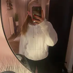 Vit hoodie ifrån bikbok🤍 Strl xs Nästan aldrig använd🎀 