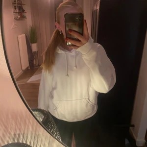 Vit hoodie ifrån bikbok  - Vit hoodie ifrån bikbok🤍 Strl xs Nästan aldrig använd🎀 