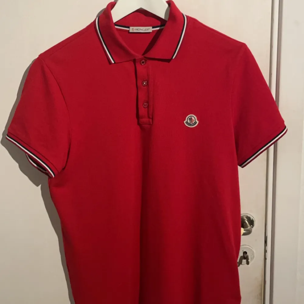 Sjukt snygg röd Moncler pike! Cond 9/10 flawless. T-paidat.