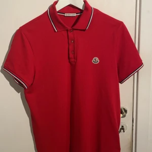 Moncler piké  - Sjukt snygg röd Moncler pike! Cond 9/10 flawless
