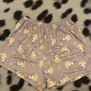 Pyjamas shorts  - Fina sköna lila pyjamas shorts med unicorns och dounats ,fint och rent skick, inte trasig, använd ungefär 2-3 gånger. Priset går att diskutera. 