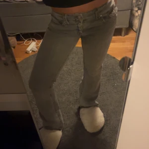 lågmidjade jeans - jättesnygga lågmidjade jeans men kommer tyvärr inte till användning, använda 1 gång och i nyskick🥰stl 170 men passar mig som har xs - s