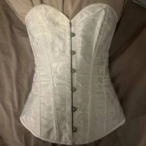 Korsetttopp - Jättefin korsätttopp som knappt är använd, perfekt till halloween!!