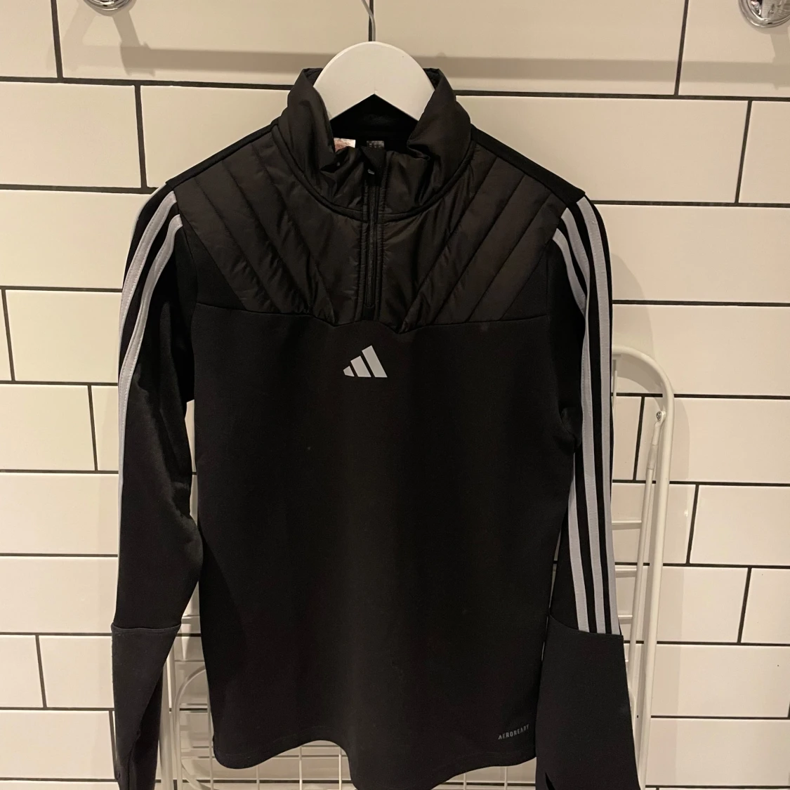 Svart adidas träningströja