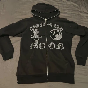 Aim for the moon Hoodie - Bra skick, säljer då den e för liten på mig nu när jag e 180cm . Skriv för fler bilder 