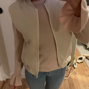 Väst - Jättesnygg väst som är köpt här på Plick, säljer så den tyvärr va lite liten för mig. Nyskick!💛
