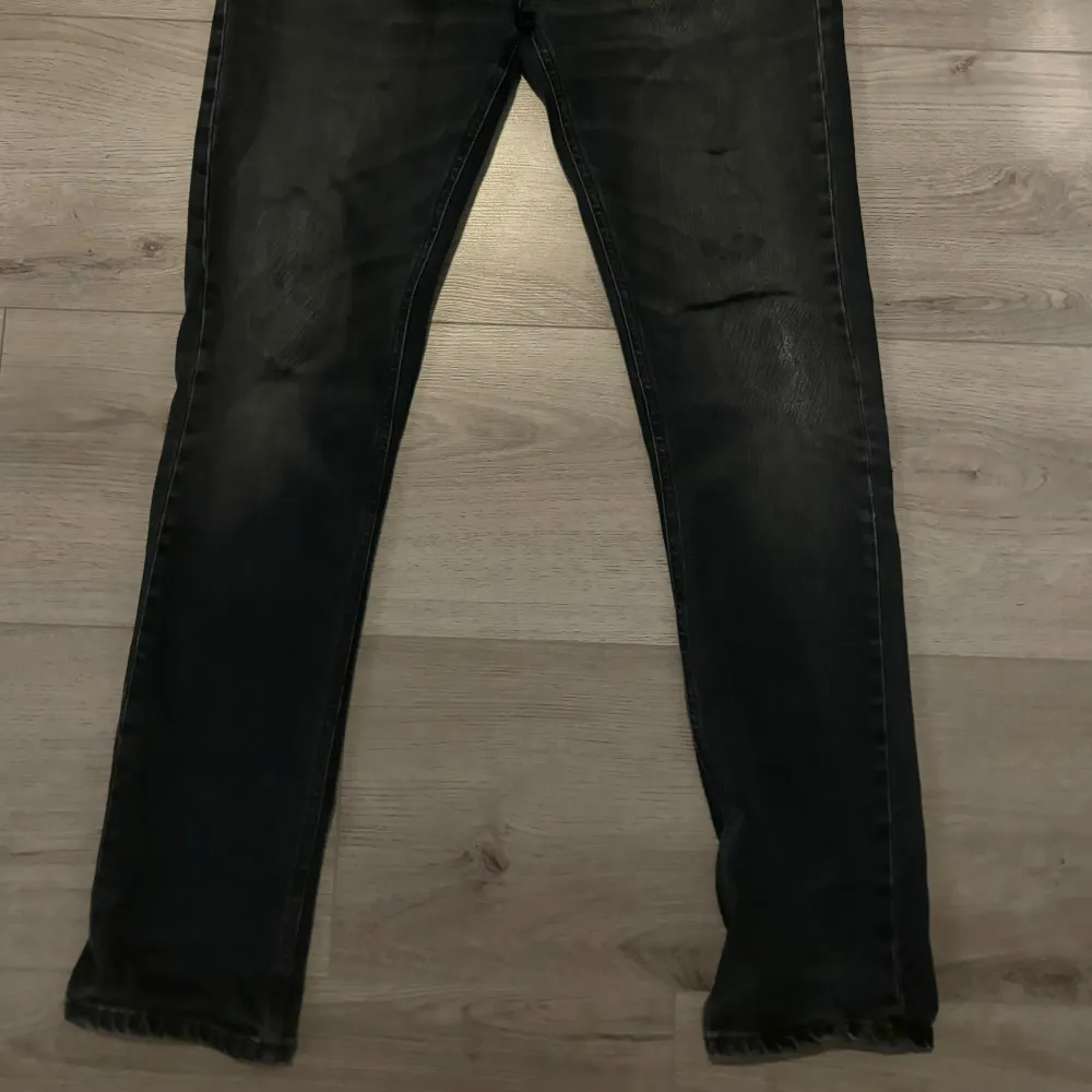 Säljer nu dessa nudie jeans med slitningar gjorde i affär efter lagningar. Modellen Lean dean Storlek 32/34 Skick 7/10 eftersom en hel del lagningar på jeansen. Hör av er i pm för fler frågor och funderingar!✌️🙌. Jeans & Byxor.