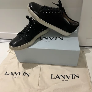 Lanvin skor - Lanvins i färgen svart. Skorna är i bra men använt skick. Size 10 (44) allt på bilden tillkommer! Hör av dig vid fler bilder eller funderingar!