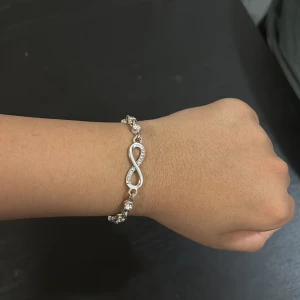 Frakt från 29 kr - En silver armband med fina detaljer. Köpte den från Edblad för 350 men säljer  den billigare.
