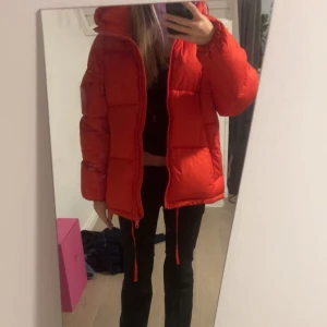 Röd jacka - Supercool jacka från hm. Den är väldigt tjock och varm. Den är i bra skick förutom att grejen på dragkedjan är lite sliten, de är också ett litet hål ibak på armen men det är inget som jag själv tänkt på.