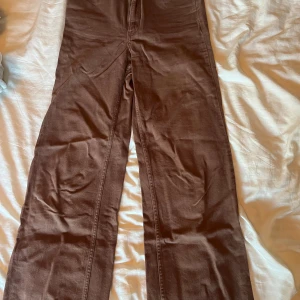 Bruna jeans - Bruna högmidjade jeans.