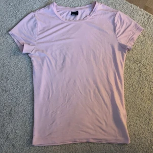 Rosa t-shirt från Gina tricot - Säljer en ljusrosa t-shirt från Gina tricot💗 supersnygg och passar till allt, den är i storlek S, sitter även tajt💗pris kan diskuteras och tvättar klädesplagget innan frakten❤️