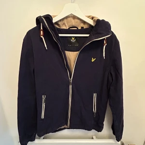 Lyle & Scott Jacka - Mörkblå Lyle & Scott jacka storlek S.  I använt skick 